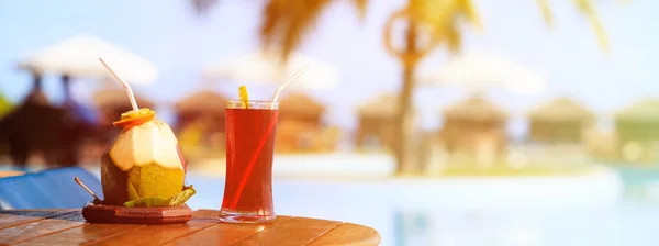 Cocktails served on luxury tropical resort in Maldives — Stock Photo, Image