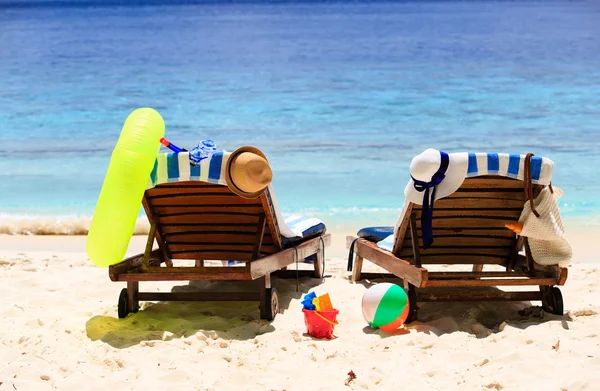 Δύο καρέκλες στην άμμο τροπική παραλία — Φωτογραφία Αρχείου