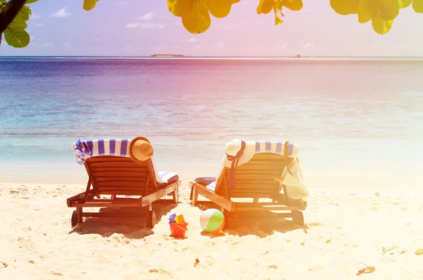 Due sedie sulla spiaggia di sabbia tropicale — Foto Stock