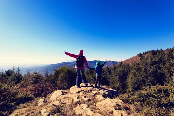 Felice famiglia escursioni in montagne panoramiche — Foto Stock