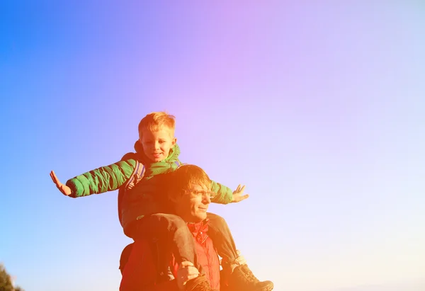 Pai e filho em ombros no céu — Fotografia de Stock