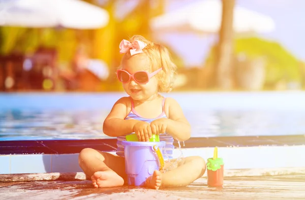 Mignonne petite fille jouant dans la piscine à la plage — Photo