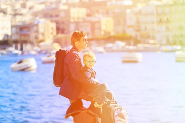 Πατέρας και γιος κοιτάζοντας πόλη της Βαλέτα, Μάλτα — Φωτογραφία Αρχείου