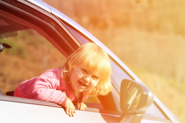 Mutlu küçük kız sonbahar doğada araba ile seyahat — Stok fotoğraf
