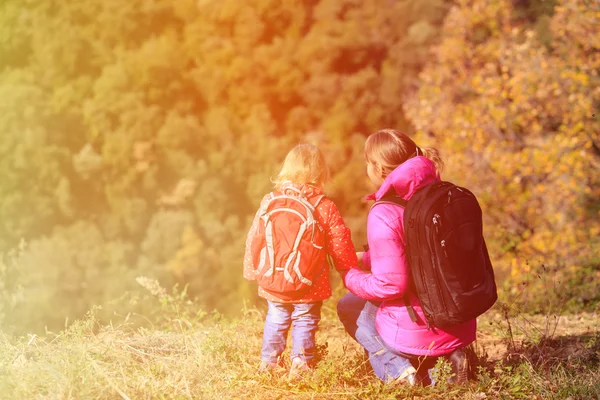 Madre e hija viajan en las montañas de otoño — Foto de Stock