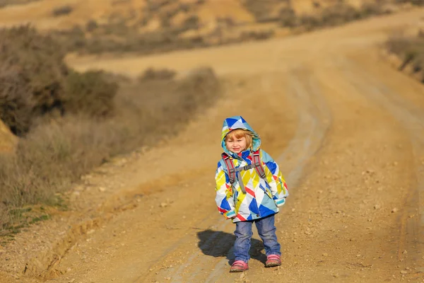 Gadis kecil yang lucu dengan ransel perjalanan di jalan — Stok Foto