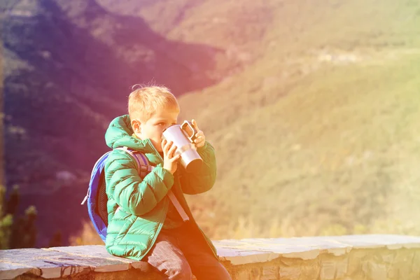 Küçük çocuk sıcak çay içme dağlarında seyahat — Stok fotoğraf