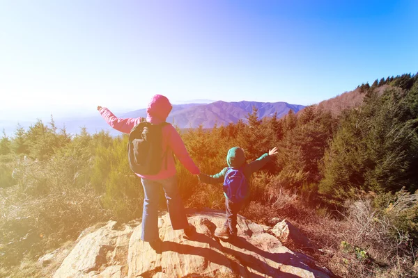 快乐的一家人在风景秀丽的山中远足 — 图库照片