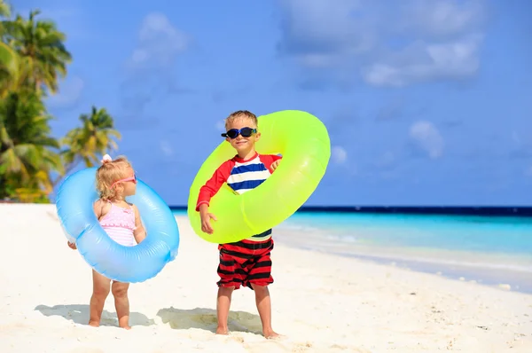 Cute little boy and toddler girl play on beach — Stock Photo, Image