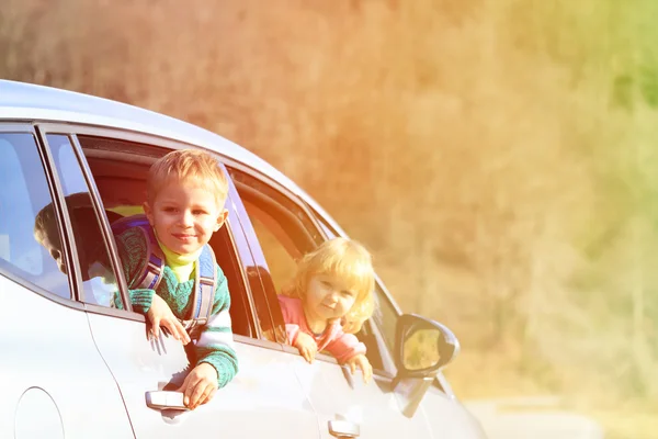Szczęśliwy mały chłopiec i dziewczynka podróż samochodem w przyrodzie — Zdjęcie stockowe
