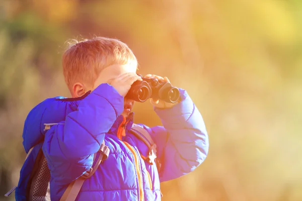 산에 하이킹 하는 쌍안경으로 어린 소년 — 스톡 사진
