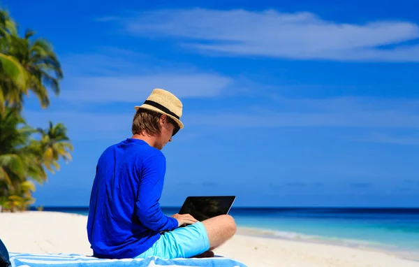 Man med laptop på tropical beach — Stockfoto