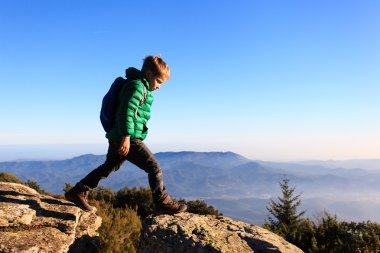 doğal dağlarda hiking sırt çantası ile küçük çocuk