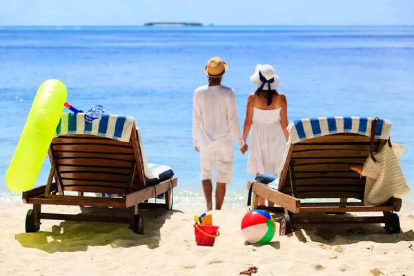 Ευτυχισμένο ζευγάρι να χαλαρώσετε σε μια τροπική παραλία με άμμο — Φωτογραφία Αρχείου