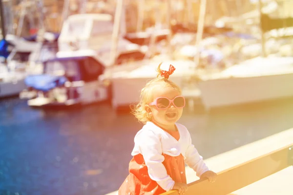 Bonito menina retrato no porto — Fotografia de Stock