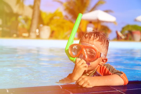 Malý chlapec, plavání s maskou v bazénu — Stock fotografie