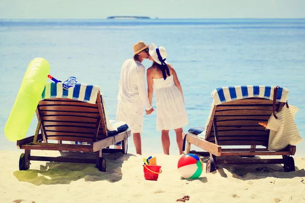 Verliefde paar zoenen op tropisch strand — Stockfoto