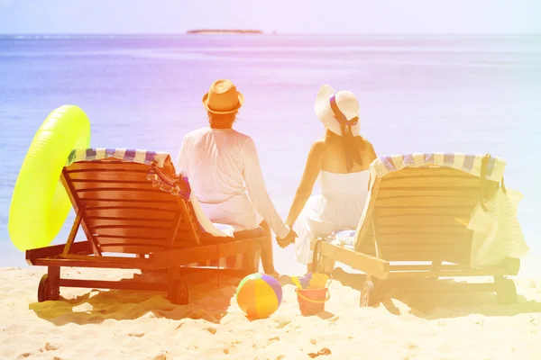 Pareja feliz relajarse en una playa de arena tropical —  Fotos de Stock