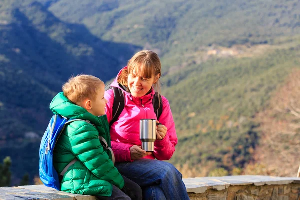 Mor och son resa i bergen dricka varmt te — Stockfoto