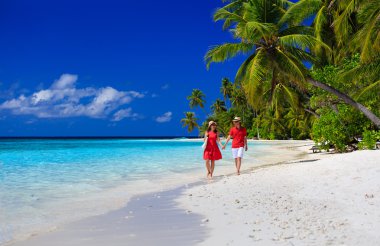 mutlu sevgi dolu çift yaz sahilde yürüyüş