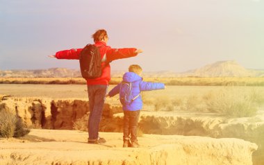 Baba ve oğul manzaralı dağlarında seyahat