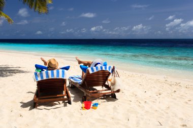 mutlu çift tropikal bir kumsalda dinlenmek