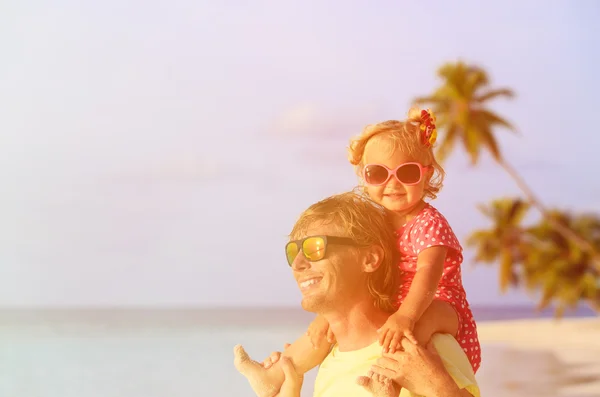 Father and little daughter on summer beach — Stock Photo, Image