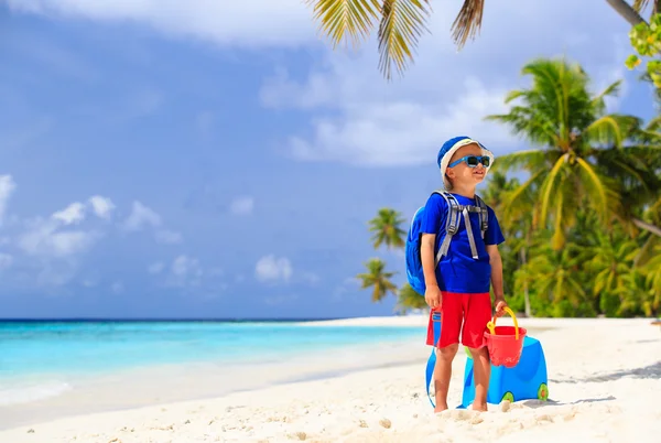 Bambino viaggia in spiaggia con valigia — Foto Stock