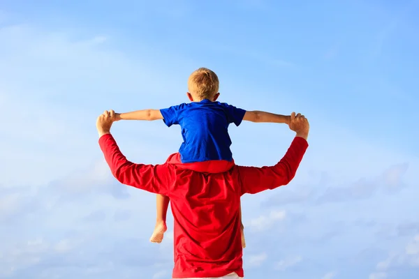 Vader en zoontje op schouders spelen naar hemel — Stockfoto