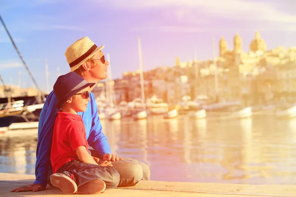 Pai e filho olhando para a cidade de Valetta, Malta — Fotografia de Stock