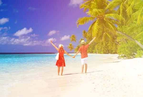 Gelukkig verliefde paar op tropisch strand — Stockfoto