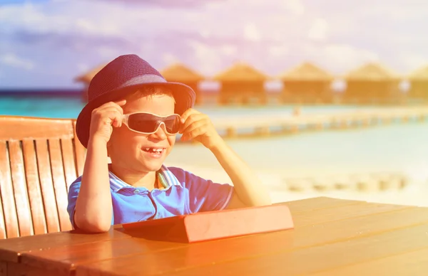 Malý chlapec s touch pad na tropický resort — Stock fotografie