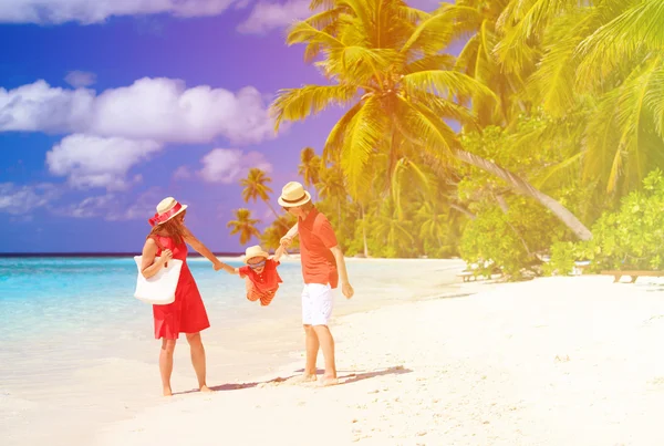 Famiglia con bambino che gioca sulla spiaggia tropicale — Foto Stock