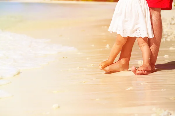 Primo piano di padre e figlioletta piedi sulla spiaggia — Foto Stock