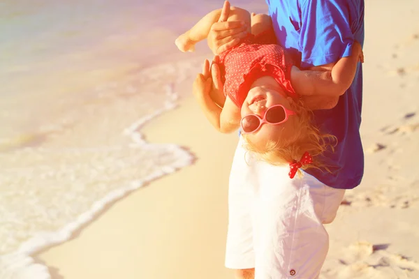 Padre e figlioletta giocare in spiaggia — Foto Stock