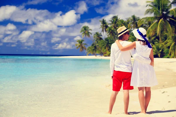 Szczęśliwa para kochającego, chodzenie na tropikalnej plaży — Zdjęcie stockowe