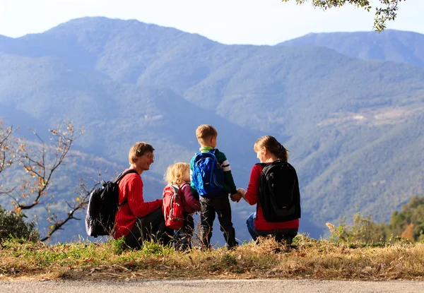 Famiglia con due bambini escursioni in montagna — Foto Stock