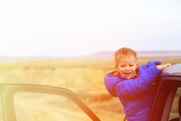 Mutlu küçük çocuk seyahat dağlarda araba ile — Stok fotoğraf