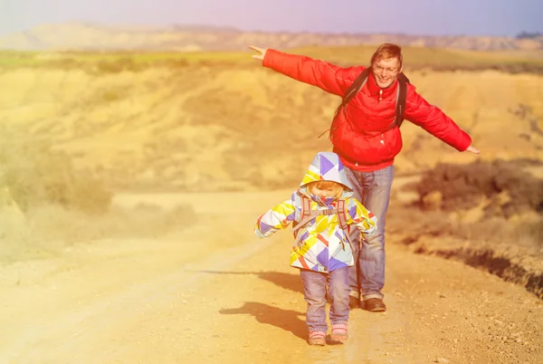 Батько з маленькою донькою подорожує по мальовничій дорозі — стокове фото