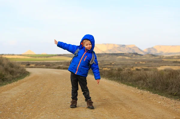 Liten pojke med ryggsäck resa på vägen — Stockfoto