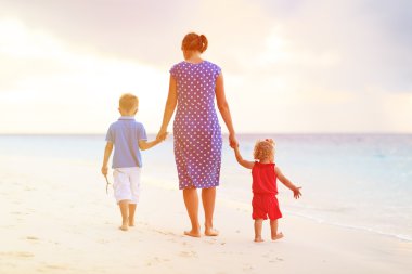 Anne ve iki çocuğu Sahilde yürüyüş
