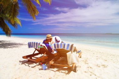 Genç çift sahilde öpüşme sevgi dolu