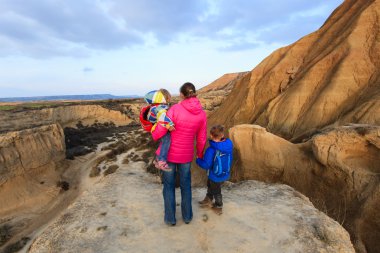Çocuklar seyahat doğal dağlarda annesiyle