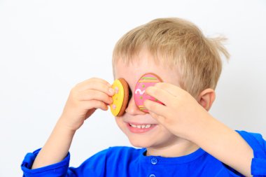 küçük çocuk Paskalya kurabiyeleri ile oynama