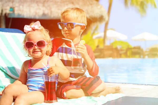 I bambini si rilassano sulla spiaggia tropicale e bevono succhi — Foto Stock