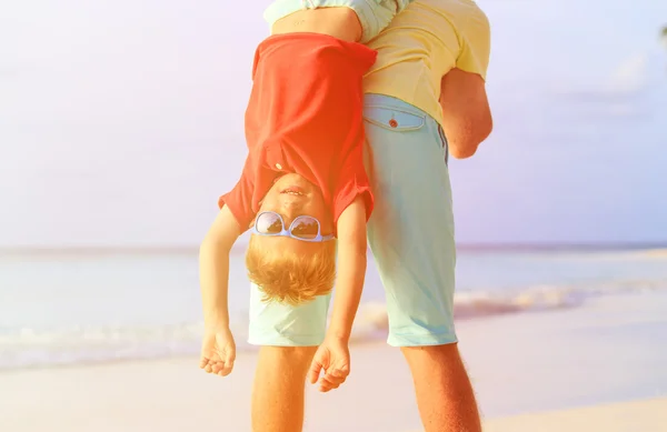 Padre e felice piccolo figlio che gioca sulla spiaggia — Foto Stock