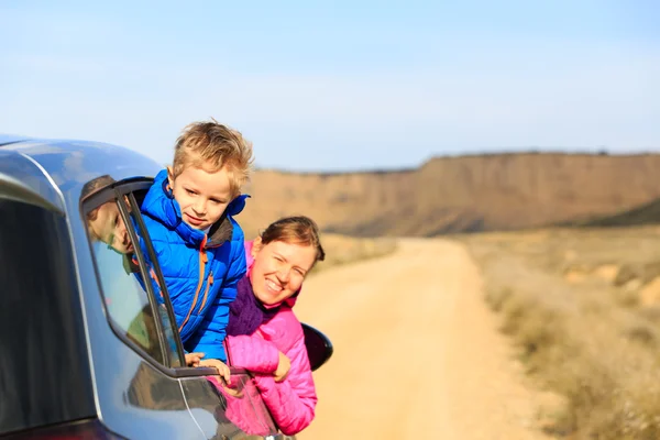 Anne ve oğlu dağlarda araba ile seyahat — Stok fotoğraf