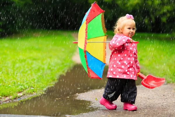 Linda chica con paraguas en impermeable y botas al aire libre — Foto de Stock