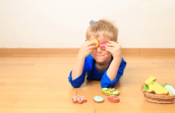 Petit garçon jouer avec Pâques cookies — Photo