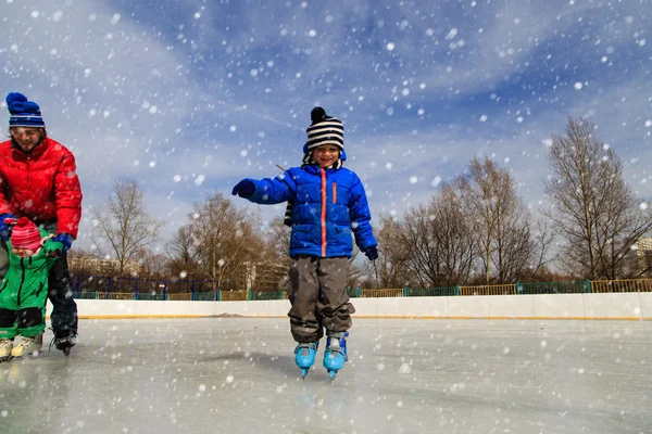 Kis fiú apja és húga, télen korcsolyázás — Stock Fotó
